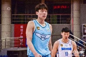 内线攻防俱佳！杨瀚森半场10分钟4中3砍9分11板&amp;另有3断2帽